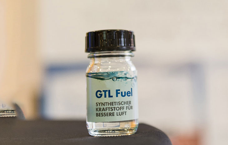 GTL Fuel wird synthetisch hergestellt aus Erdgas, glasklar, ungiftig, aromatenfrei