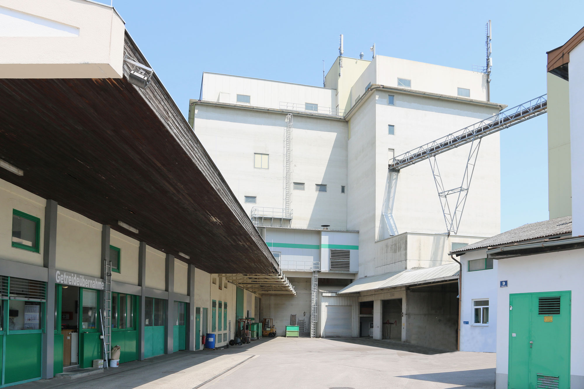 In der Bio Futtermühle vitakorn in Pöttelsdorf werden die Lugitsch Bio-Futtermittel für Nutztiere produziert
