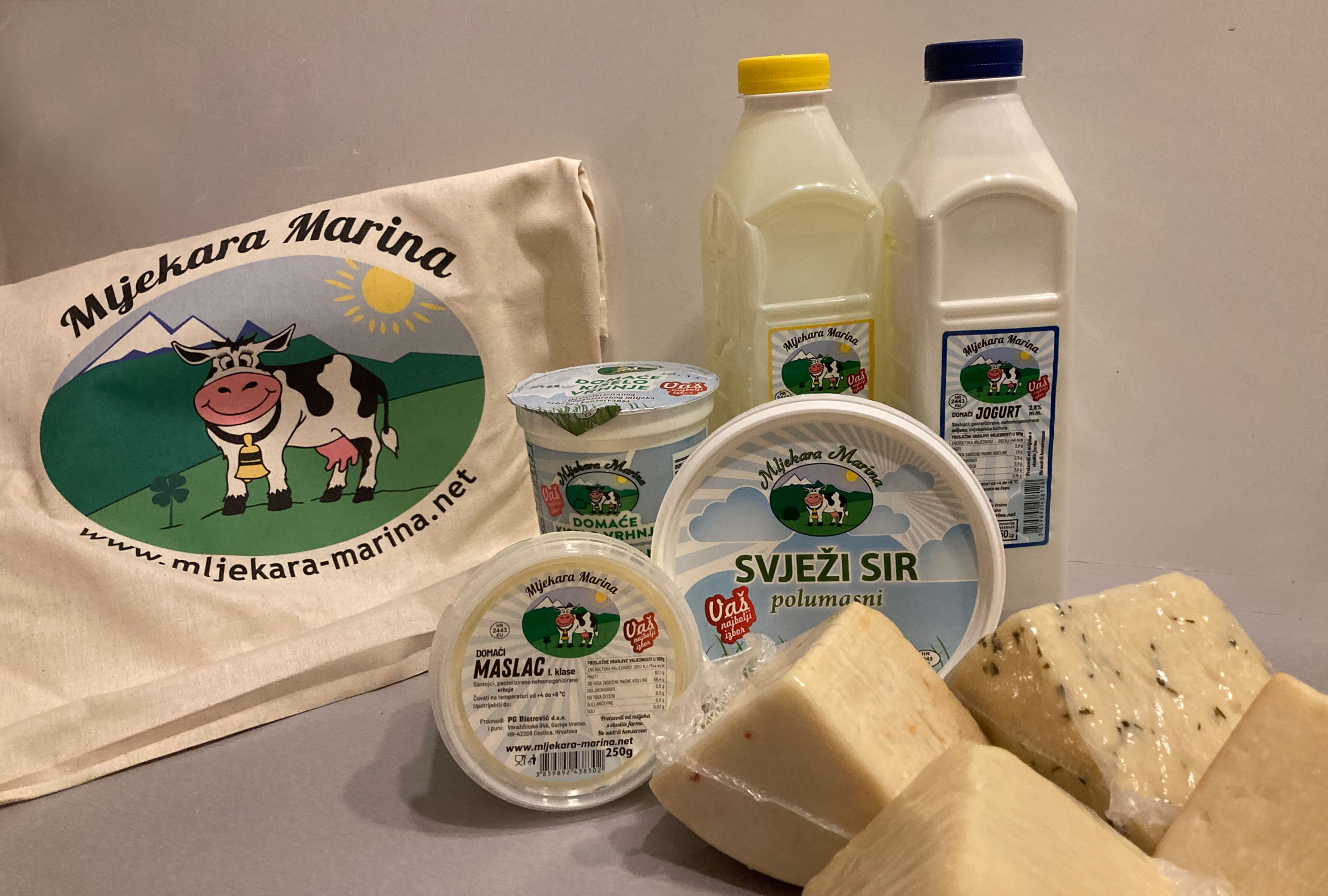Ein Gesamtsortiment von Milchprodukten aus eigener Produktion: Milch, Joghurt, Topfen, Butter, Käse und mehr