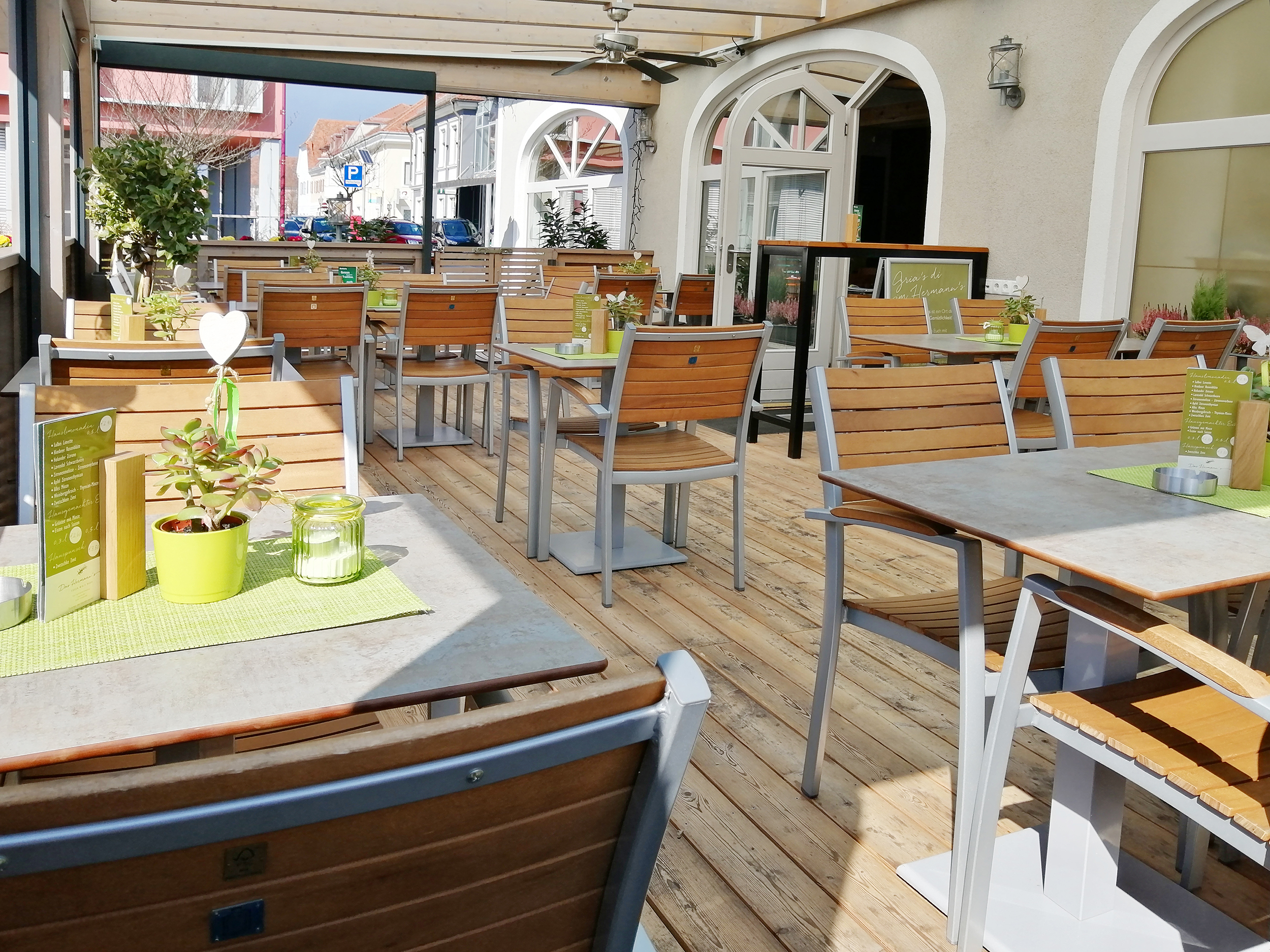 Mittagessen oder Nachmittagskaffee mit hausgemachten Kuchen auf der Terrasse im Hermanns in Fürstenfeld
